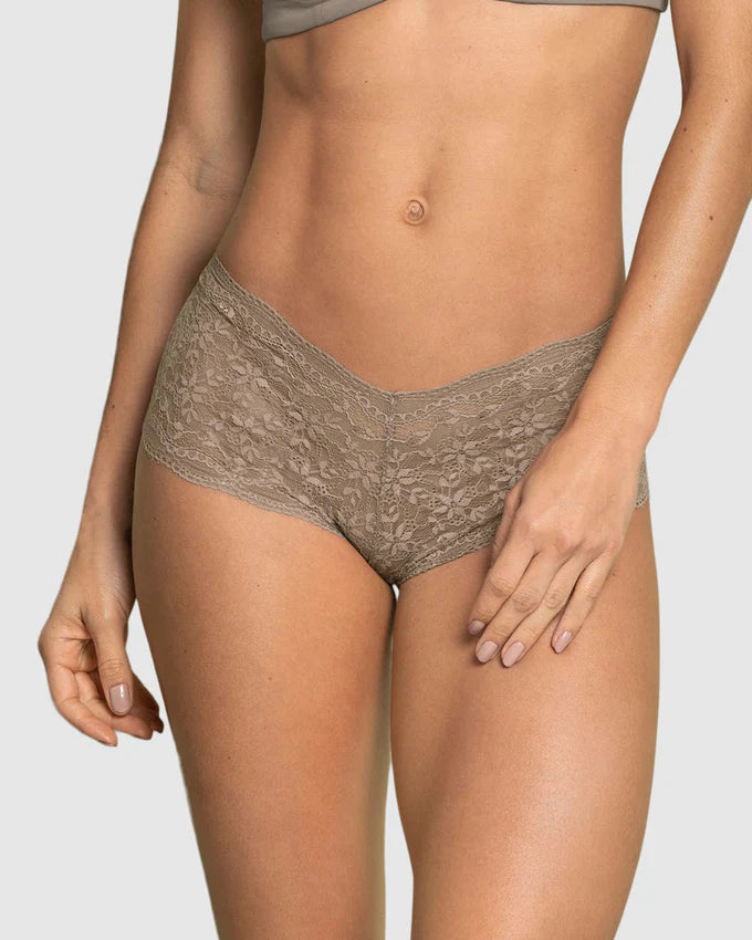 Panty estilo hipster en encaje sexy con refuerzo en algodón